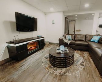 Fully Renovated Vintage Lake House steps from the lake and local amenities - Sylvan Lake - Wohnzimmer