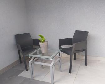 Cozy private one bedroom 3 minutes from the beach and the famous Flying Fishbone - Savaneta - Dining room