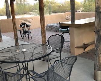 This secluded ranch house on a spacious 5-acre lot offers a perfect retreat - Marana - Patio
