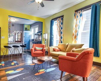Retro-Inspired Indy Home: Walk to Fountain Square! - Indianápolis - Sala de estar