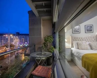 Live in Leeds Millenium Square Apartment - Leeds - Balcony