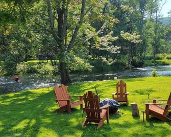 Oaks Creek CottageON the Creek3bd 2bath Sleeps6 - Fly Creek - Patio