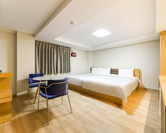 Geoje Win Hotel - Geoje - Habitación
