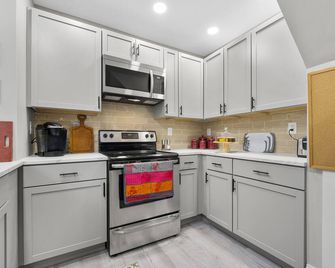 Cozy rural cottage retreat on the banks of French Creek. Pet Friendly - Spring City - Cocina