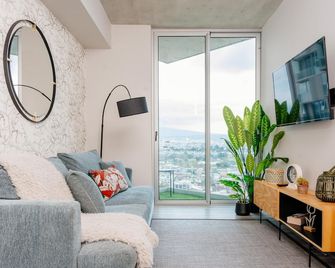 Jungle at 24, City Views and Wonderland Vibes! - San José - Living room