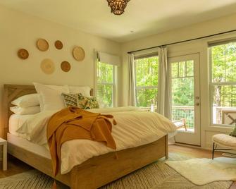 Lake Effect Lodge 3 Minutes From The Beach! - Holland - Bedroom