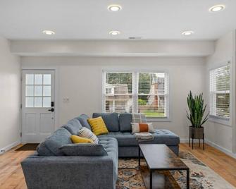 Stylish 4BR Haven: Serene Backyard and Fire Pit - Charlotte - Wohnzimmer