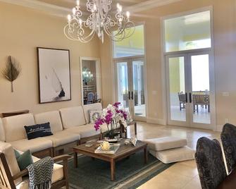 Paradise Found! Bahamas Beachfront Home - Great Guana Cay - Sala de estar