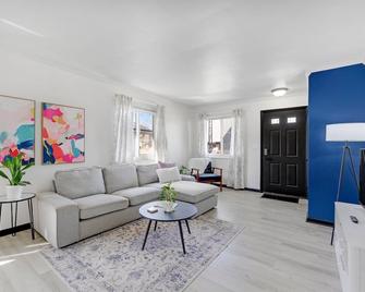 3 bedrooms, king bed, free parking Near Downtown - Fort Wayne - Living room