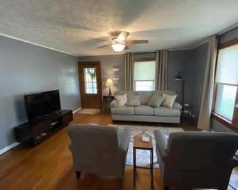 1930s Farmhouse Stay on 2 Acres - Cannelton - Huiskamer