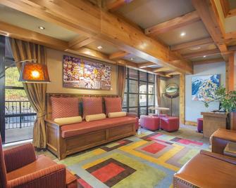 Carleton Lodge - Whistler - Living room