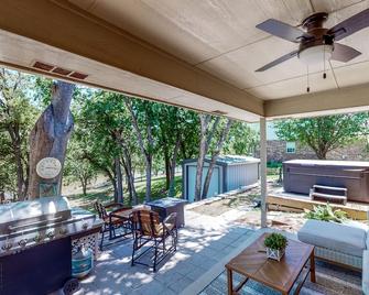 Brazos Riverfront Home on Large Waterfront Lot with Private Hot Tub & Canoe - Glen Rose - Innenhof