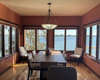Lake house on Lake Madison! 4-bedroom, 3-bathroom house on the water! - Madison - Dining room
