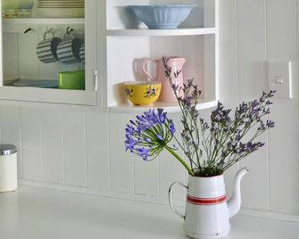 Rosies Cottage Hideaway in Stanmore Bay - Whangaparaoa - Servicio de la habitación