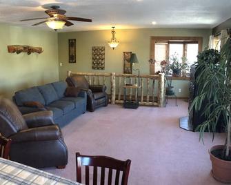 Snowmobile trailer parking. Quiet, secure, in town - West Yellowstone - Hall d’entrée