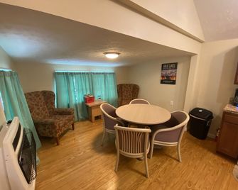 Main Strip Location | Pet Friendly | Wi-Fi & Cable | A/C | Steps from Winery - Geneva - Comedor