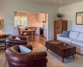 2 Bedroom Farm Cottage in Laurinburg - Laurinburg - Sala de estar