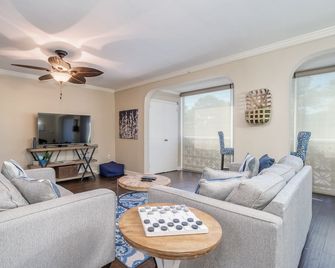 Gated Cozy Condo with Boat Slip on Lake Hamilton! King bed and 2 Queens. - Hot Springs - Sala de estar
