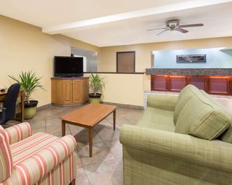 Super 8 by Wyndham Morgantown - Morgantown - Olohuone