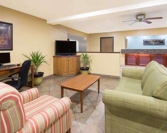 Super 8 by Wyndham Morgantown - מורגנטאון - סלון