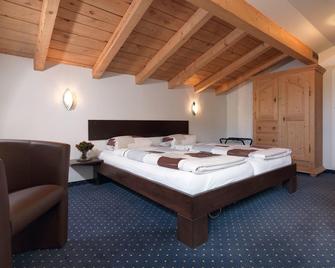 Hotel Cresta - Tujetsch - Bedroom