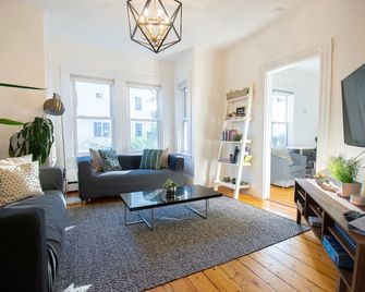 Cambridge Base Steps to Porter Square - 劍橋 - 客廳