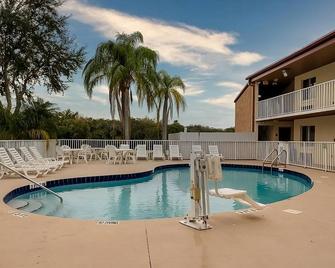 Enjoy a Hassle-Free and Suiting Stay! Near Manatee County Agricultural Museum - Ellenton - Басейн