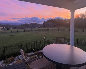 Hi End Cottage Sleeps 3. less than 1 mi. from South Holston Lake. Mountain Views - Abingdon - Restaurant