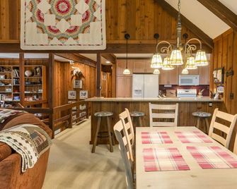 Spacious And Secluded Home Very Close To The Major Ski Resorts!!! - Harbor Springs - Dining room
