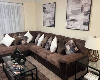 Walk to Beach & Town - Spacious 3BR Apartment in Oyster Bay - Oyster Bay - Sala de estar