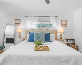 Golf Cart-Jacuzzi-Surfing Abode on Hutchinson Island - Fort Pierce - Sypialnia