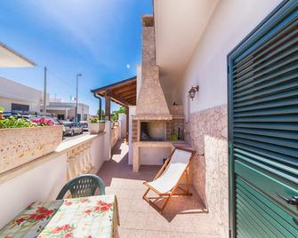 Camerein B & B 2 steps from the sea between Gallipoli and Torre San Giovanni - Alliste - Balcone