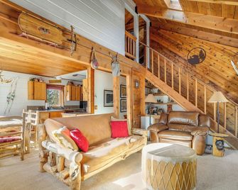 Cabin in the Woods! Pet Friendly, Private Hot Tub, Close to Breckenridge - Breckenridge - Living room