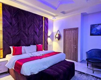 2 Bed Apartment 6 - Chic Benin City Hideaway - Benin City - Bedroom