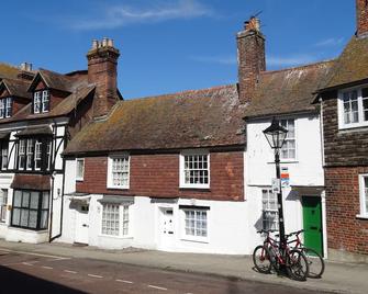16th Century Cottage Situated Opposite The Medieval Landgate Arch - Rye - Building