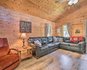 Charming Houghton Lake Cottage w/ Backyard! - Prudenville - Living room