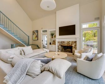 Spacious Cottage on Lake Michigan Stunning Views! - Muskegon - Living room