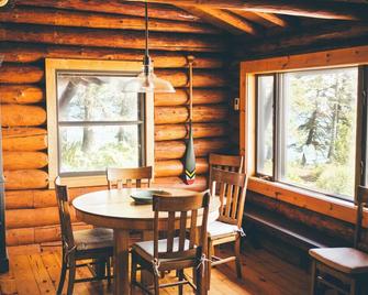 Storybook Northwoods Log Cabin on Lake Superior between Lutsen and Grand Marais - Lutsen - Comedor