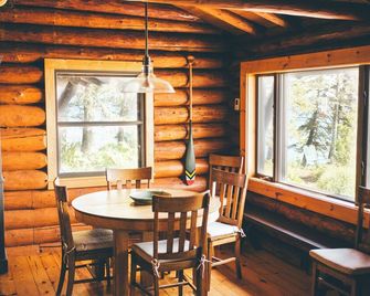 Storybook Northwoods Log Cabin on Lake Superior between Lutsen and Grand Marais - Lutsen - Salle à manger