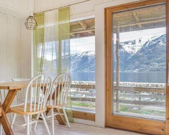 2 Bedroom Cozy Home In Vallavik - Ulvik - Balkón