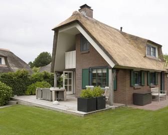 Stylish Thatched Villa with 2 Bathrooms near Giethoorn - Wanneperveen - Edificio