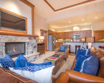 Luxury 3BD Village at Northstar Residence - Iron Horse North 101 - Truckee - Living room