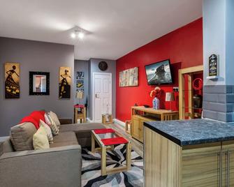 Stockton Town Centre Spacious Apartment free parking and wifi - Stockton-on-Tees - Living room