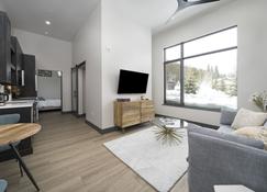 New Listing! Park Ave Flats 1, Brand New Luxury Condo, Minutes To Everything! - Breckenridge - Wohnzimmer