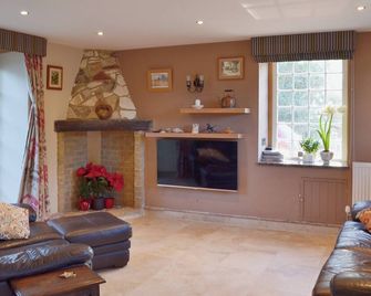 1 bedroom accommodation in Brighstone, near Yarmouth - Newport - Living room