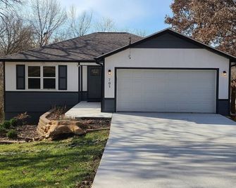 Game Room/Big TVs King Beds -4 Min to Finley Farms - Ozark - Building