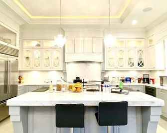 Vancouver Shangrila House - Richmond - Kitchen