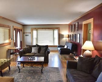 The McCloud Vacation Home on Mt. Shasta Sleeps 10+, Free Wifi - McCloud - Sala de estar