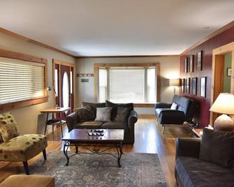 The McCloud Vacation Home on Mt. Shasta Sleeps 10+, Free Wifi - McCloud - Living room