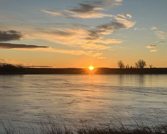 Lake Front Acreage Near Waterton Lake Na - Mountain View - Vista del exterior